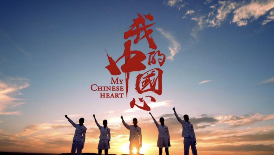 坎爷与娇妻完美出街！惊喜！双双穿上醒目雨衣，给你想象空间！